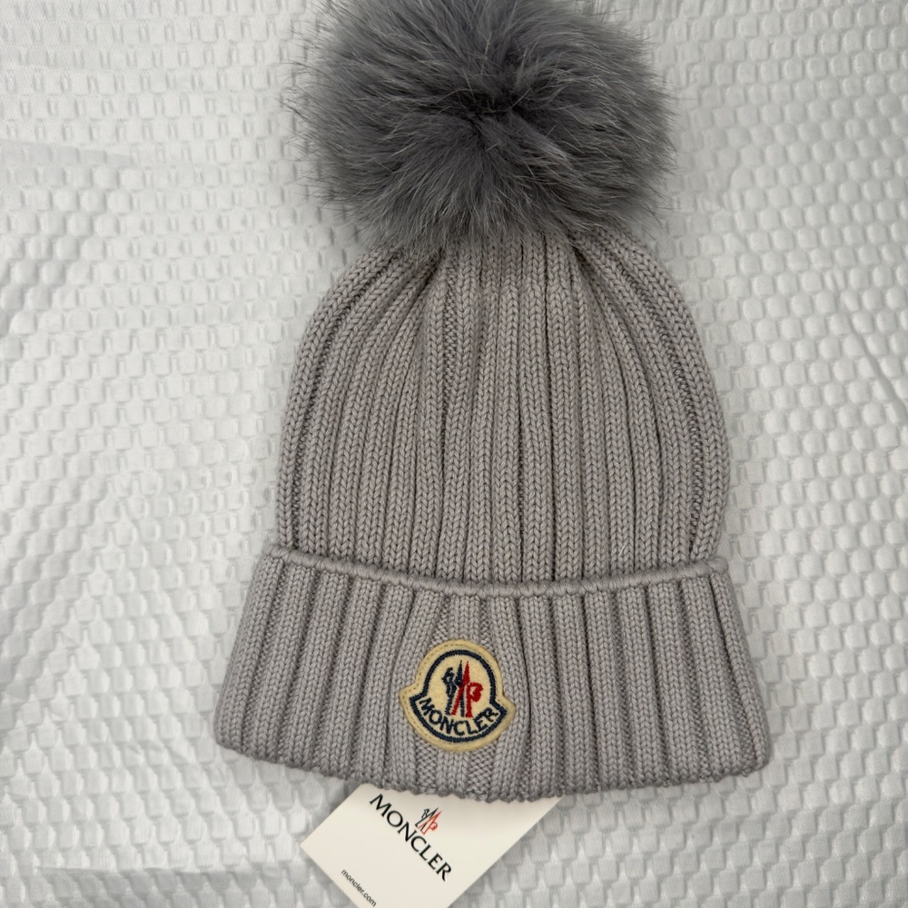 MONCLER WOMEN'S LIGHT GRAY RIBBED KNIT BEANIE W/ POM POM -SAME DAY SHIP